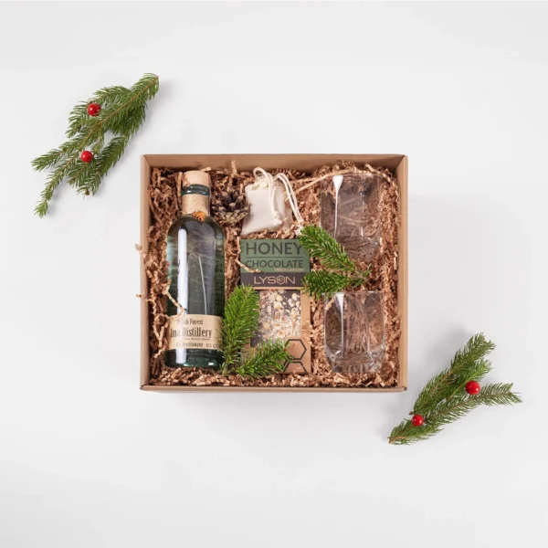 Zestaw prezentowy Zapach Lasu w kraftowym pudełku z winem, słodyczami i świątecznymi dekoracjami z gałązek