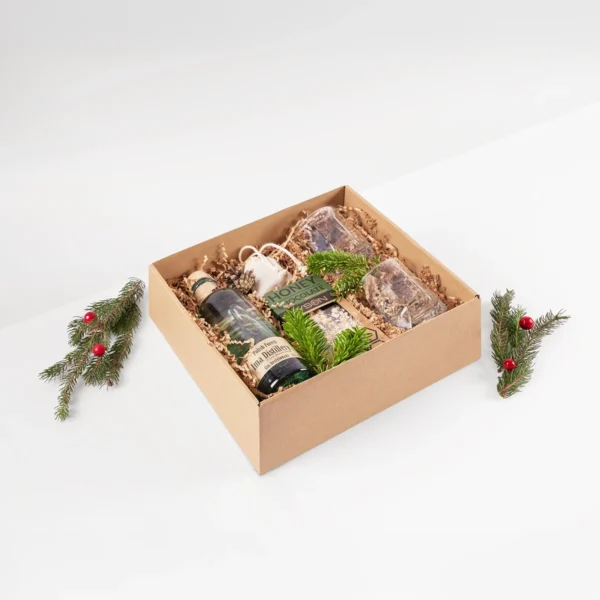 Zestaw prezentowy Zapach Lasu w kraftowym pudełku z winem, słodyczami i świątecznymi dekoracjami z gałązek