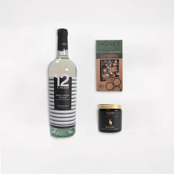 Zestaw w eleganckim zielonym opakowaniu ze swieca winem i czekolada